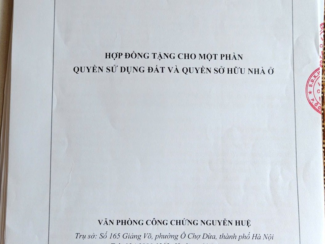 Hợp đồng đã công chứng — Hợp đồng tặng cho một phần quyền sử dụng đất và quyền sở hữu nhà ở, công chứng tại văn phòng công chứng ở Hà Nội.